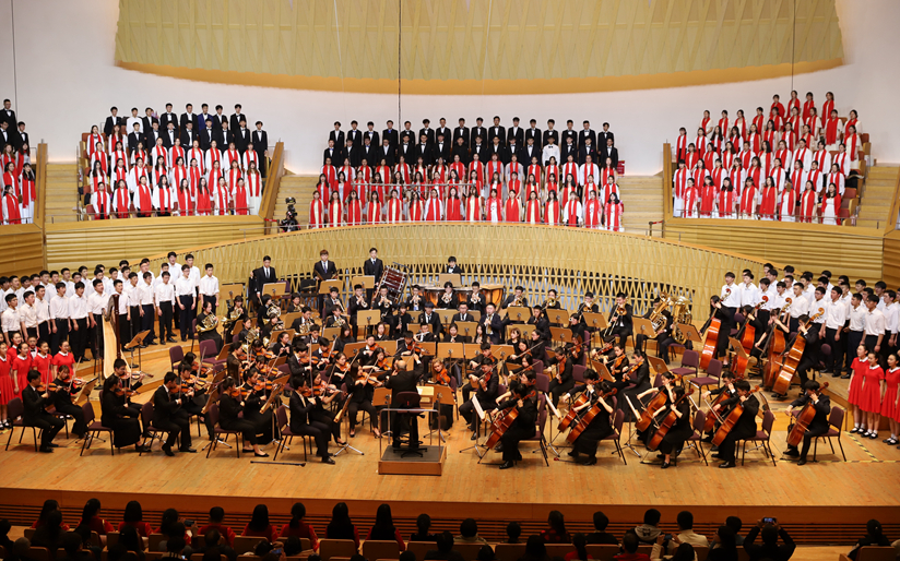 表演《红旗颂》