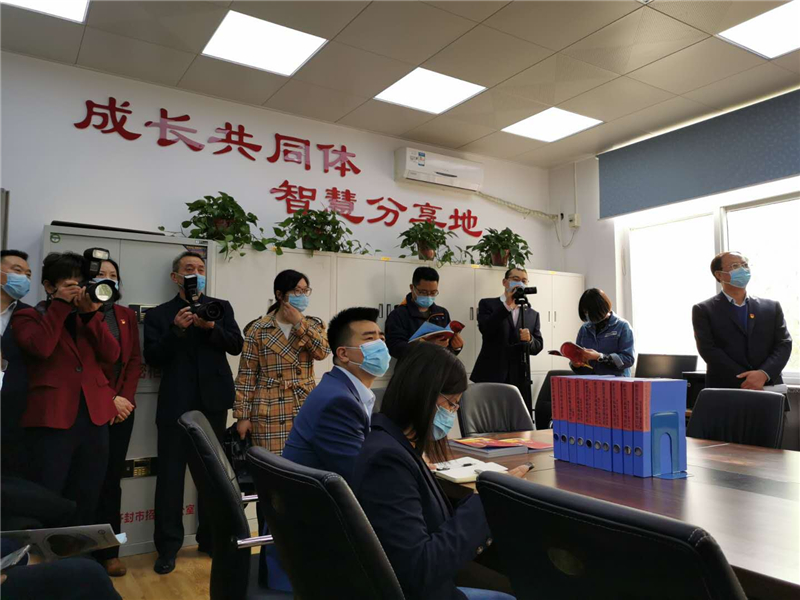 认真地倾听该校名班主任讲述帮助武汉方舱女孩的故事.jpg
