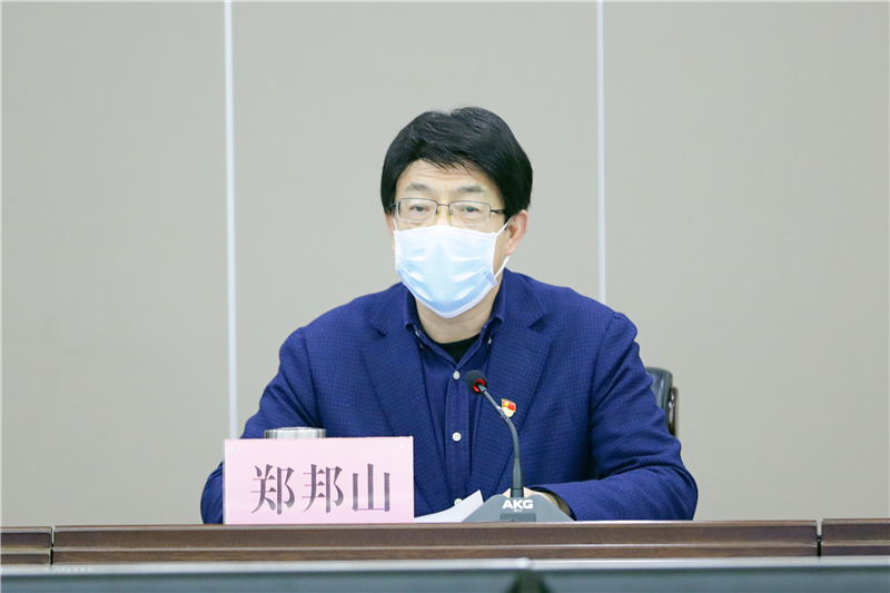 省教育厅党组书记、厅长郑邦山总结了2019年全省教育系统全面从严治党取得的成效，并对2020年主要任务作出部署安排.jpg