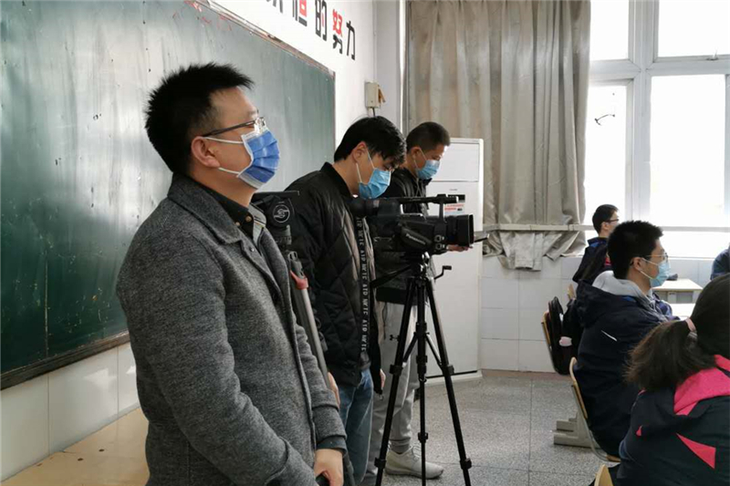 记者们走进教室，和学生们一起认真听课.jpg