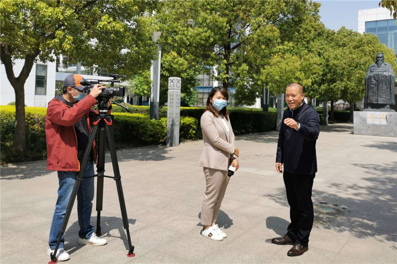 省教育厅副厅长张传广接受央视记者采访.jpg