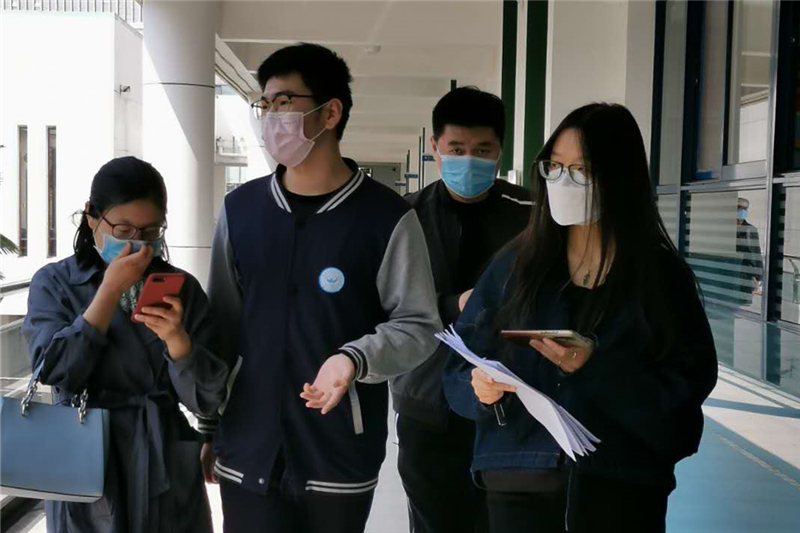 记者们边走边采访学生.jpg