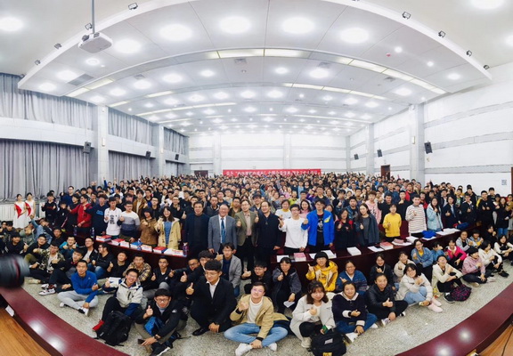 20200531159088039047107878.jpg 6. 2019年11月7日,华为公司高级管理顾问、中国人民大学商学院黄卫伟携华为“枪林弹雨中成长”全国公益讲座进入校园_调整大小.jpg