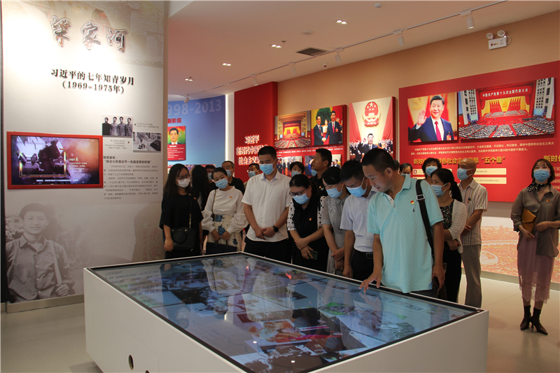 厅机关和直属单位（学校）纪检委员在正光路社区党建教育馆开展现场教学3_副本.jpg